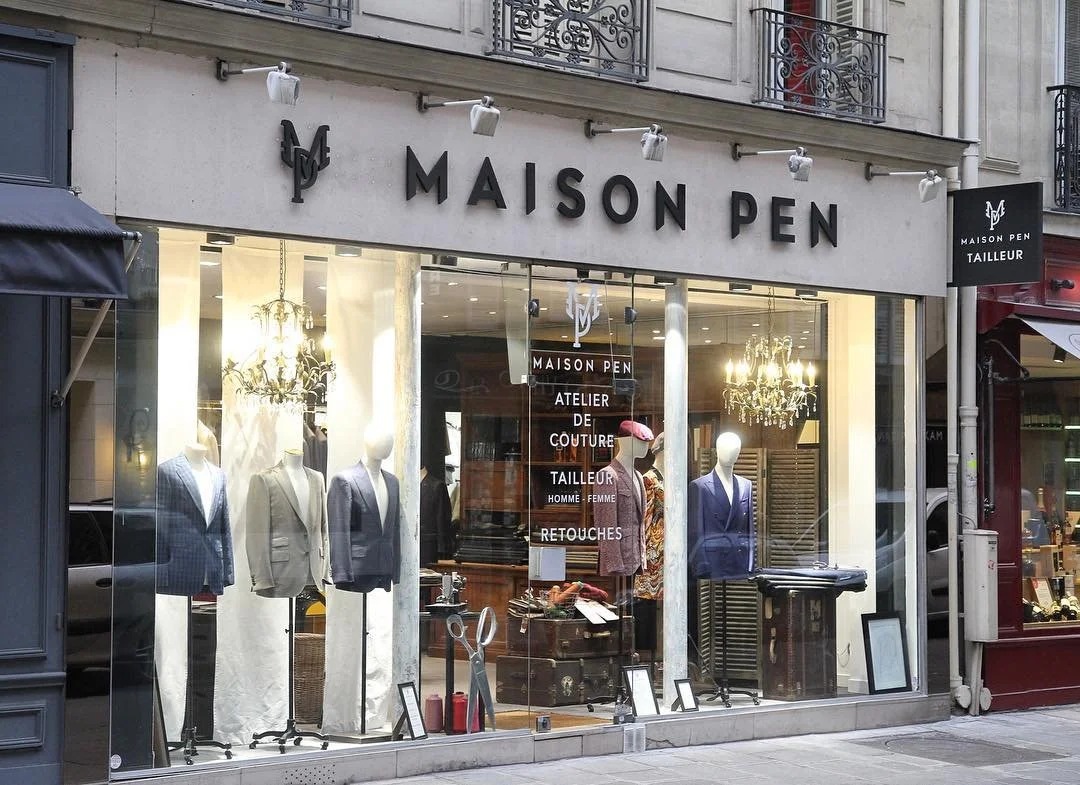 Devanture de la boutique Maison Pen à Paris, mannequins en vitrine