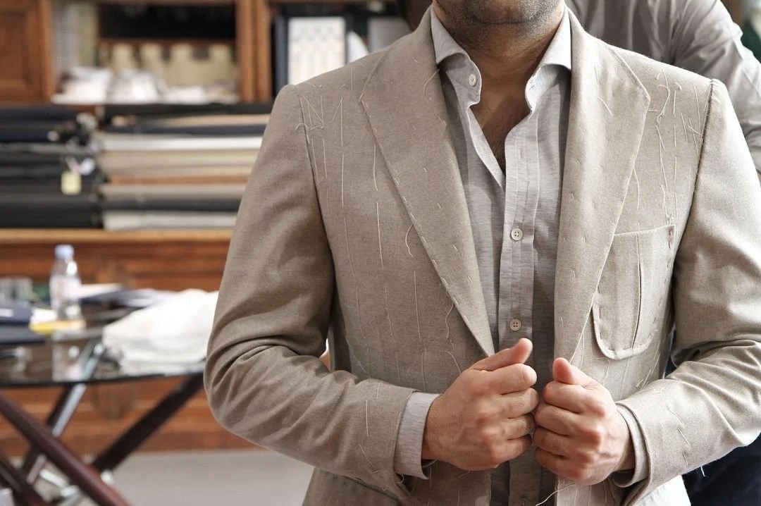 Essayage d’une veste bâtie en toile, fils de bâti apparents