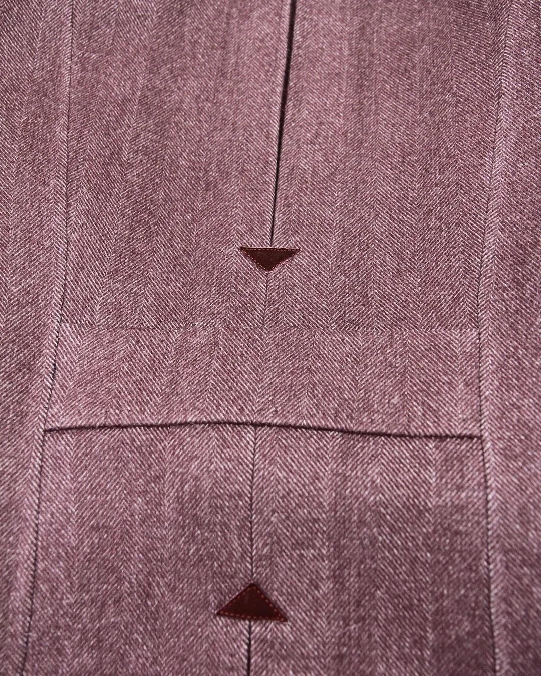 Détail du dos d’un gilet en chevrons, martingale et surpiqûres